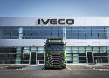 Iveco celebra 50 años de evolución en su red de talleres y concesionarios