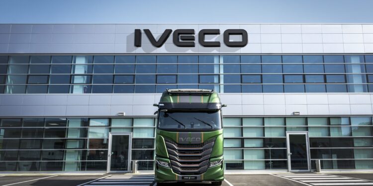 Iveco celebra 50 años de evolución en su red de talleres y concesionarios