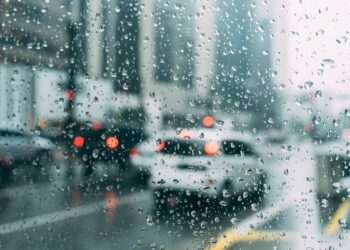Conducir en otoño bajo alerta por lluvias: claves para proteger tu vehículo