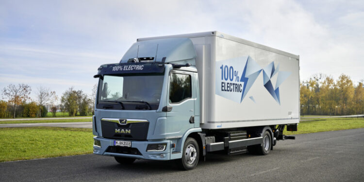 MAN presenta en primicia el eTGL con furgón refrigerado en Solutrans 2025