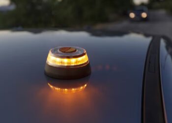 La DGT recuerda la obligatoriedad de la baliza V-16 a partir del 1 de