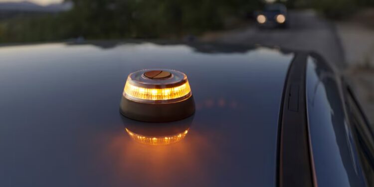 La DGT recuerda la obligatoriedad de la baliza V-16 a partir del 1 de