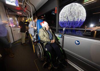 Dbus vuelve a acercar la Navidad a las personas mayores con la iniciativa “Argibusa”
