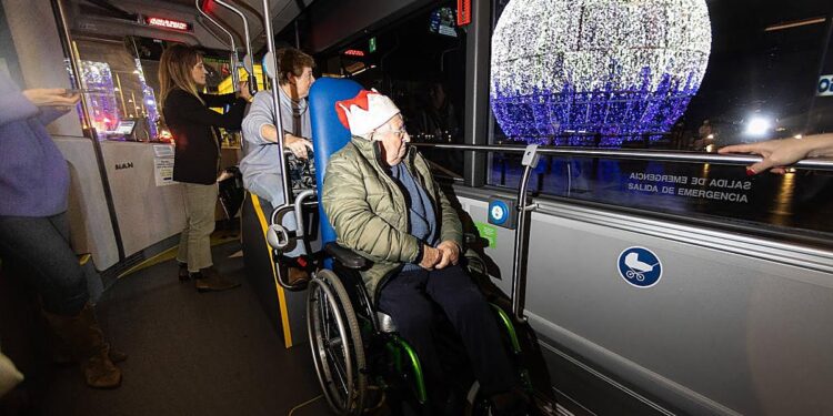 Dbus vuelve a acercar la Navidad a las personas mayores con la iniciativa “Argibusa”