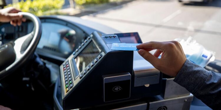 La Xunta amplía hasta 2026 la tarjeta Xente Nova y la tarifa +65