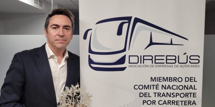 Juan Manuel Sierra recibe el «Olivo de Plata 2025» por su trayectoria en el asociacionismo