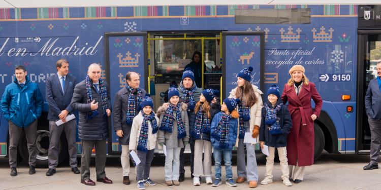 Almeida se sube al bus de la Navidad de EMT Madrid para recoger cartas a los Reyes Magos en Cibeles