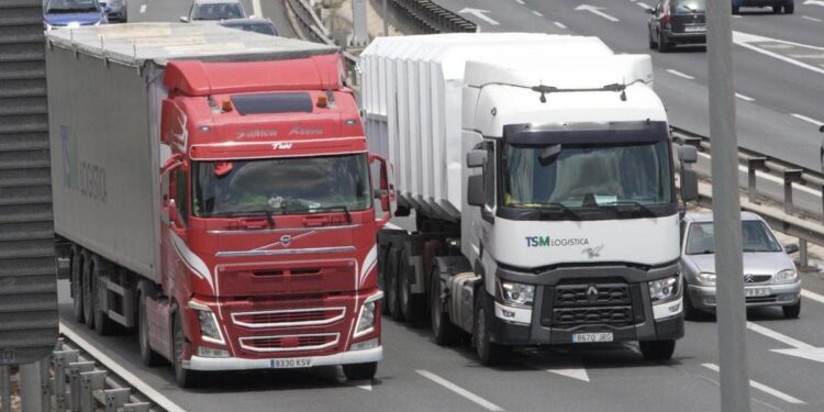 Industria y las ITV generan trabas injustificadas para que los transportistas homologuen sus camiones