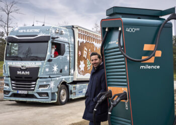 El camión navideño eléctrico de MAN entrega las primeras estaciones de carga