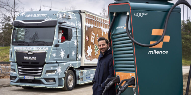 El camión navideño eléctrico de MAN entrega las primeras estaciones de carga