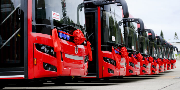 PT impulsa su liderazgo en gas natural con la entrega del primer bus Golden Dragon