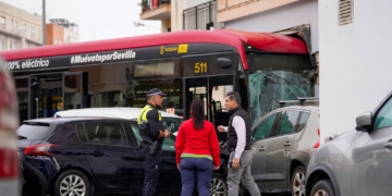El conductor del autobús de Tussam accidentado en Nervión sufrió un ictus mientras conducía