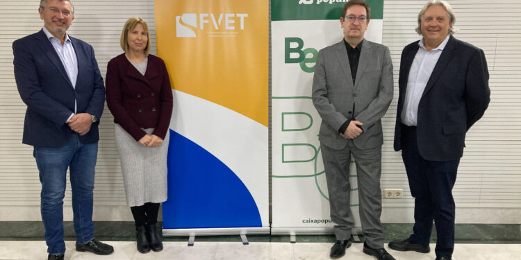 Caixa Popular renueva su alianza con FVET para impulsar al sector del transporte