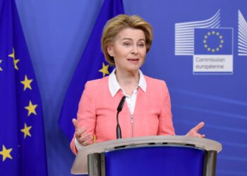 Bruselas flexibiliza el veto a los motores de combustión en 2035 y permitirá compensar un 10% de emisiones