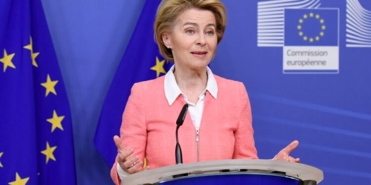 Bruselas flexibiliza el veto a los motores de combustión en 2035 y permitirá compensar un 10% de emisiones