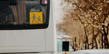 El transporte escolar sevillano reclama agilizar las autorizaciones