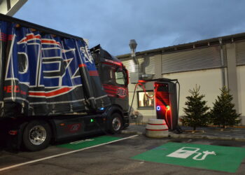 Daimler Truck impulsa la primera red de carga semipública para camiones eléctricos