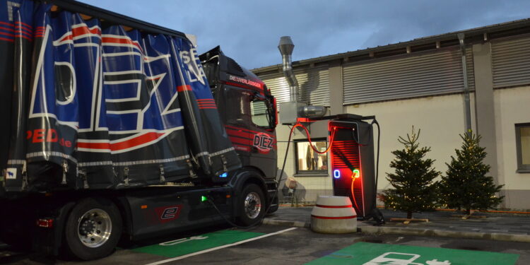 Daimler Truck impulsa la primera red de carga semipública para camiones eléctricos en Europa