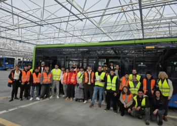 Dbus recibe la visita de estudiantes de Transporte del Instituto Plaiaundi