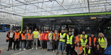 Dbus recibe la visita de estudiantes de Transporte del Instituto Plaiaundi