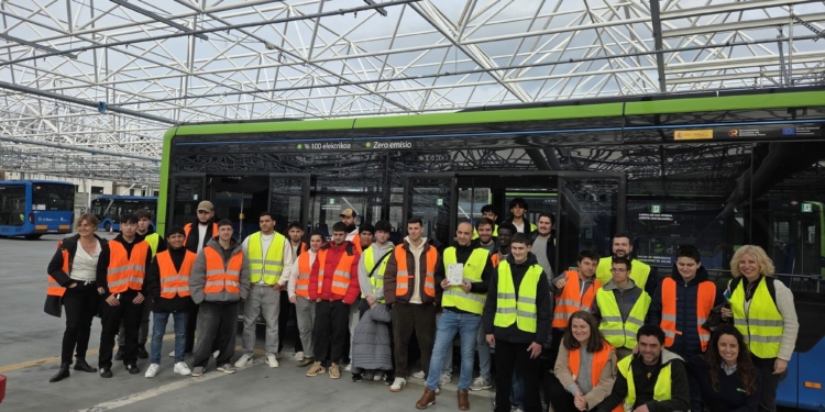 Dbus recibe la visita de estudiantes de Transporte del Instituto Plaiaundi