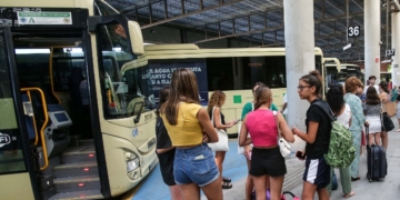 Andalucía prorroga en 2026 las ayudas y descuentos al transporte público