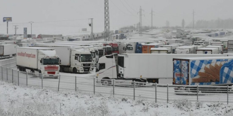 Fenadismer denuncia graves perjuicios al transporte por la prohibición “precipitada e injustificada” de la DGT