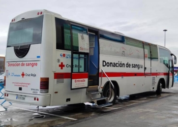 El autobús de Cruz Roja visita el Centro Comercial H2O para donar sangre