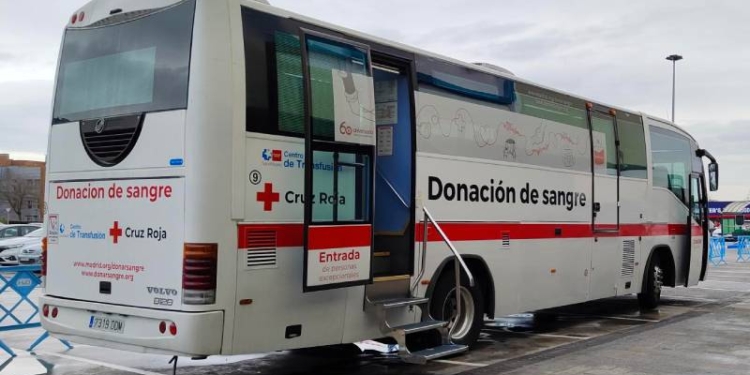 El autobús de Cruz Roja visita el Centro Comercial H2O para donar sangre