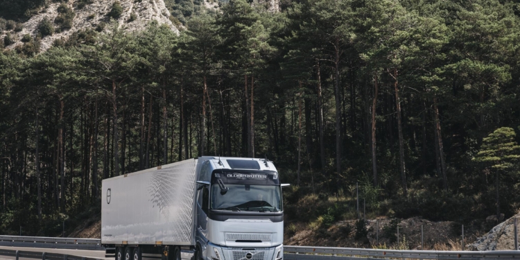 Volvo Trucks alcanza una cuota histórica del 18,1% y lidera el mercado español de camiones