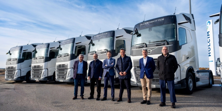 Volvo Trucks entrega 30 Volvo FH 500 I-Save a Holcim para impulsar su nueva flota propia