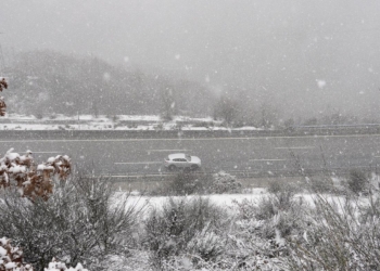 Tráfico pide extremar la precaución y planificar los desplazamientos ante las intensas nevadas