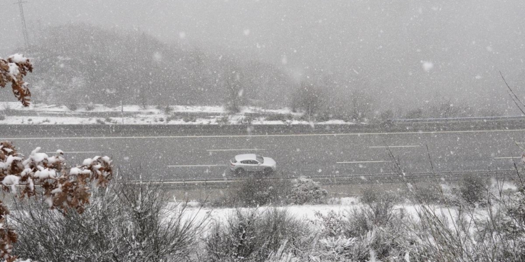 Tráfico pide extremar la precaución y planificar los desplazamientos ante las intensas nevadas