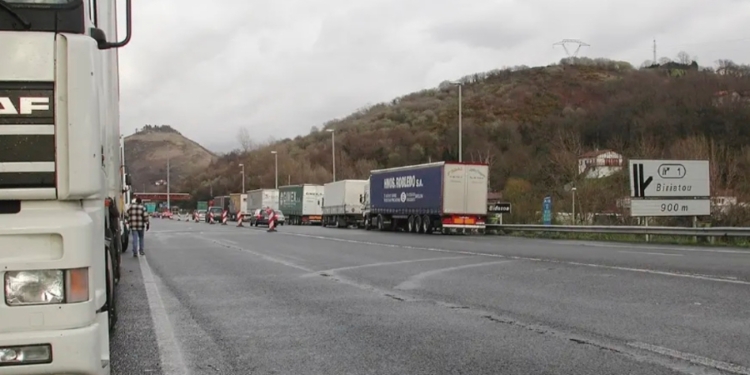 Las protestas de agricultores y ganaderos franceses vuelven a bloquear la frontera y asfixian al transporte internacional