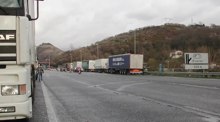 Las protestas de agricultores y ganaderos franceses vuelven a bloquear la frontera y asfixian al transporte internacional