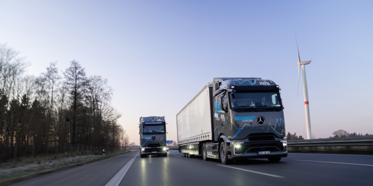 Mercedes-Benz Trucks pone a prueba la carga de megavatios con el eActros 600