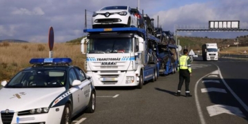 Fegatramer denuncia el cierre injustificado de los accesos a Galicia para el transporte pesado