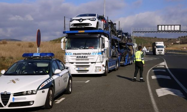 Fegatramer denuncia el cierre injustificado de los accesos a Galicia para el transporte pesado