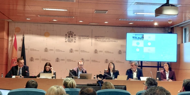 Confebus destaca ante los directores generales de Transporte el papel estratégico del autobús