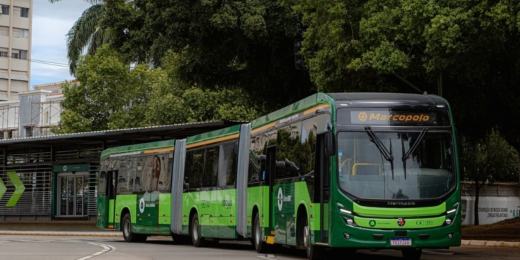 Volvo entrega en Brasil la primera flota mundial de buses biarticulados 100 % eléctricos
