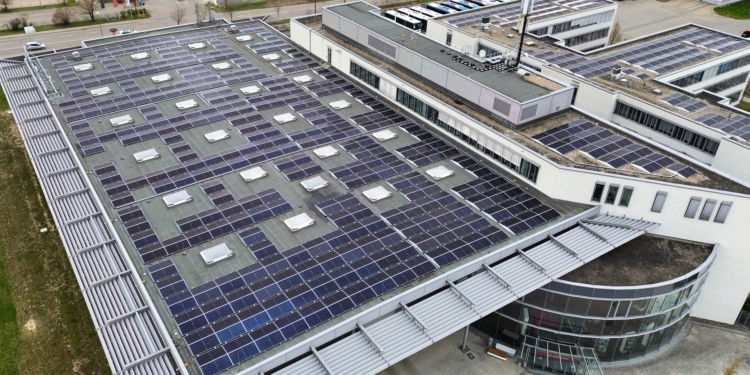 Daimler Buses impulsa la sostenibilidad de su planta con un nuevo sistema fotovoltaico