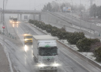 La nieve y las fuertes lluvias amenazan la movilidad por carretera en amplias zonas de la Península