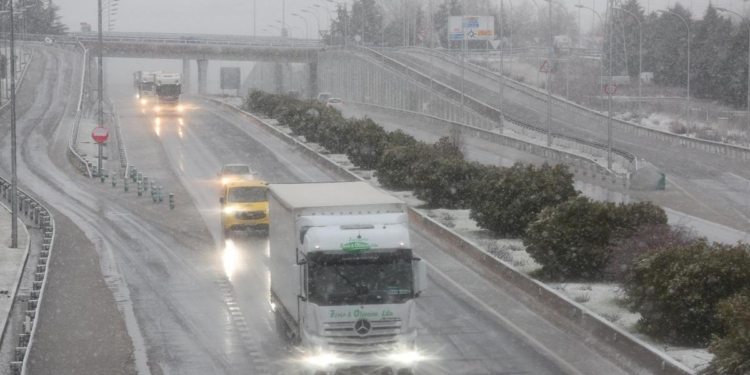 La nieve y las fuertes lluvias amenazan la movilidad por carretera en amplias zonas de la Península