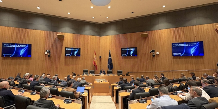Confebus reúne en el Congreso a expertos y políticos para impulsar la innovación en el transporte en autobús