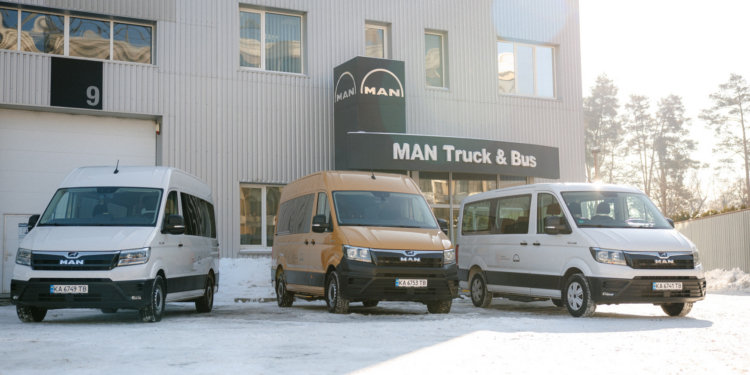 MAN refuerza su apoyo a Ucrania con la entrega de vehículos TGE para estudiantes