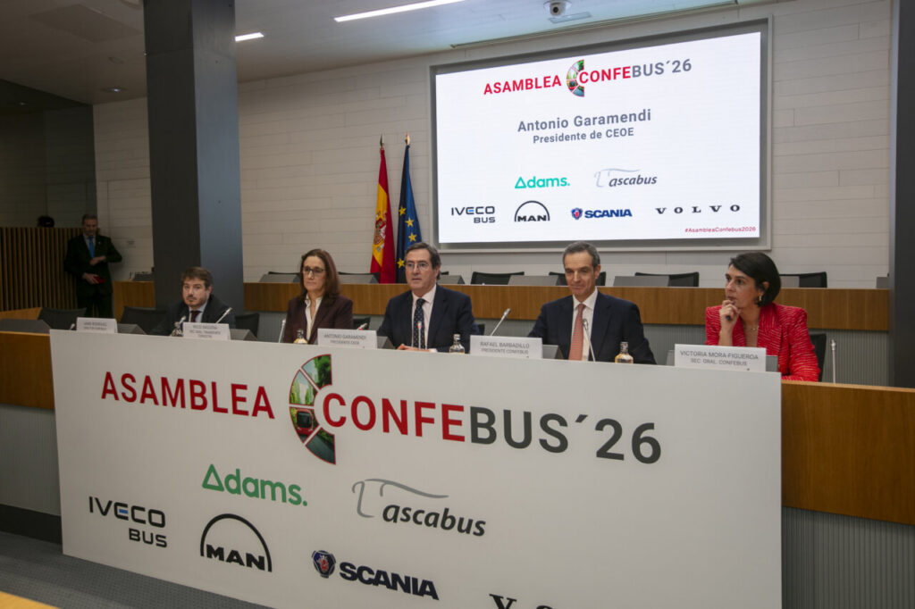 Reunión de la Asamblea General de Confebus 2026 en Madrid con líderes del transporte.