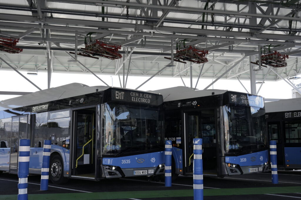 Autobuses eléctricos de la EMT en Madrid en una estación de carga