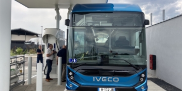 Iveco Group cerró 2025 con ingresos de 13.400 millones y crecimiento en entregas de autobuses