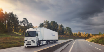 Renault Trucks refuerza su posición en 2025, y acelera en electrificación