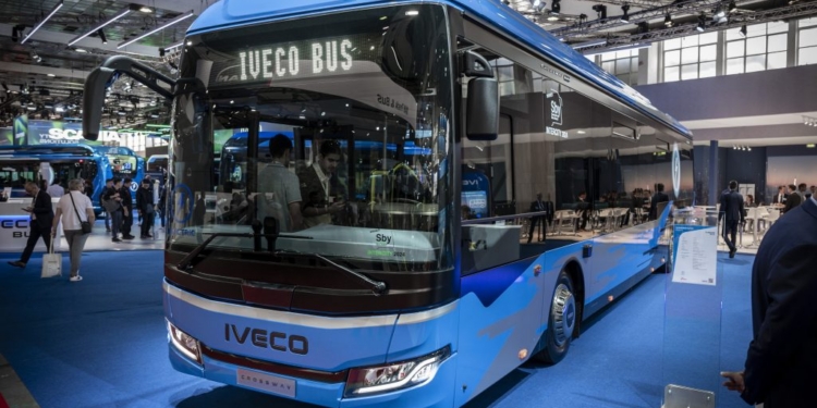 Iveco Bus presenta el Crossway Low Entry Elec y su ecosistema de movilidad eléctrica